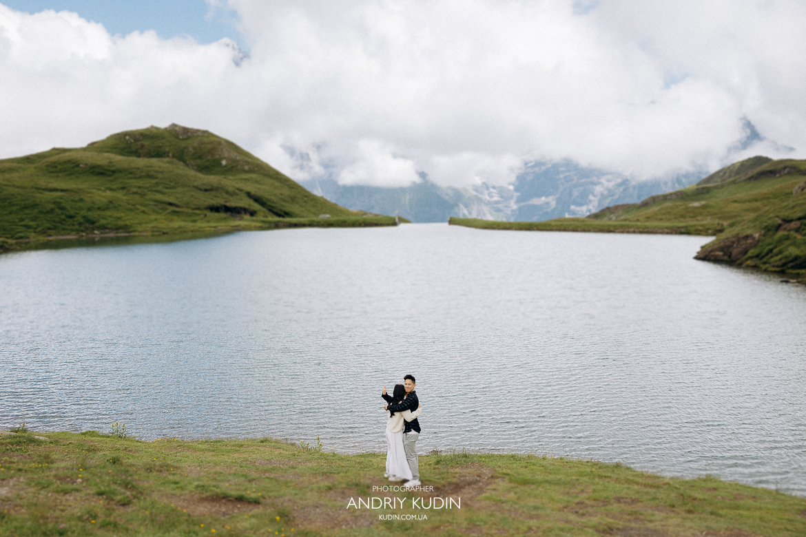 Romantic engagement moment in Grindelwald’s alpine setting #proposalphotography #proposalstory #switzerlandproposal #switzerland #switzerlandproposalphotographer #switzerlandlove #engagement #engagementswitzerland #switzerlandengagement #switzerlandengagementphotographer #engagementphotographer #proposalphotographer #preweddinginswitzerla