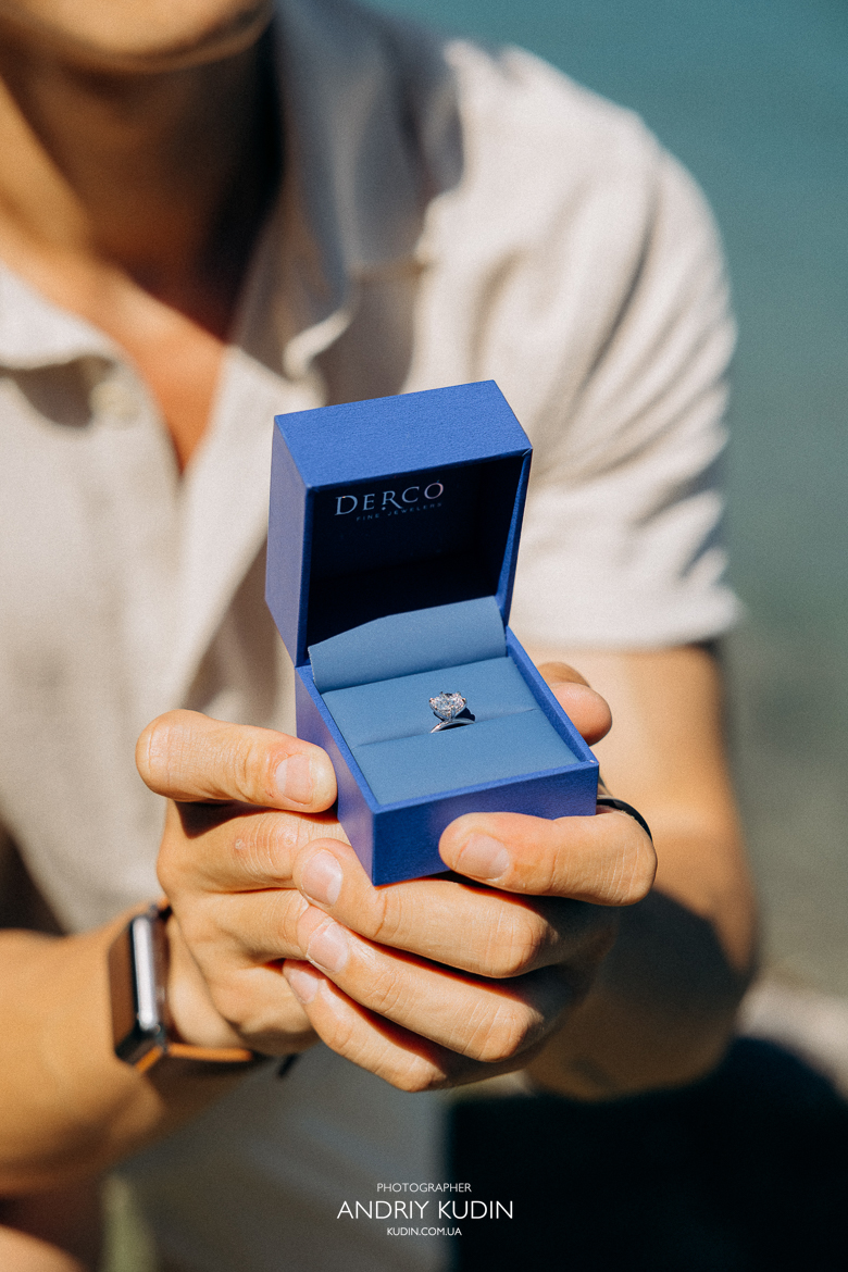 Marriage proposal photoshoot in Iseltwald, Switzerland. Engagement moment in Iseltwald with Brienzer Rothorn mountain
