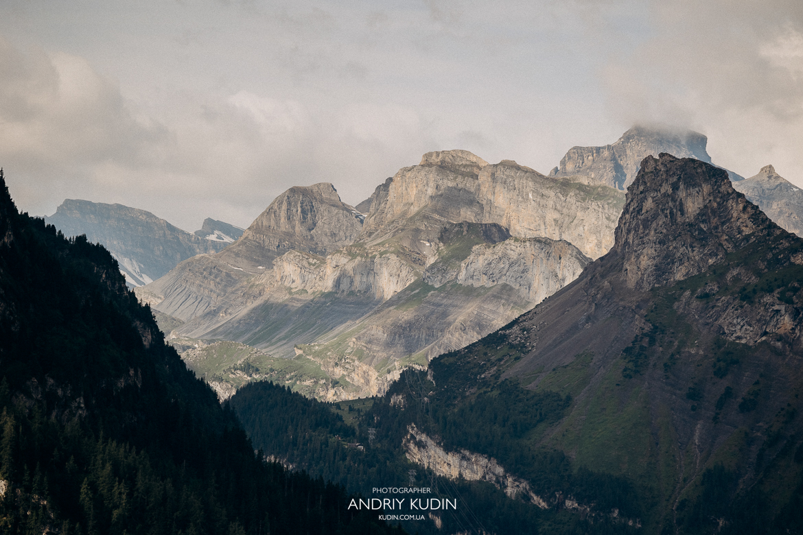 Romantic-hike-above-Oeschinensee-for-engagement-photography