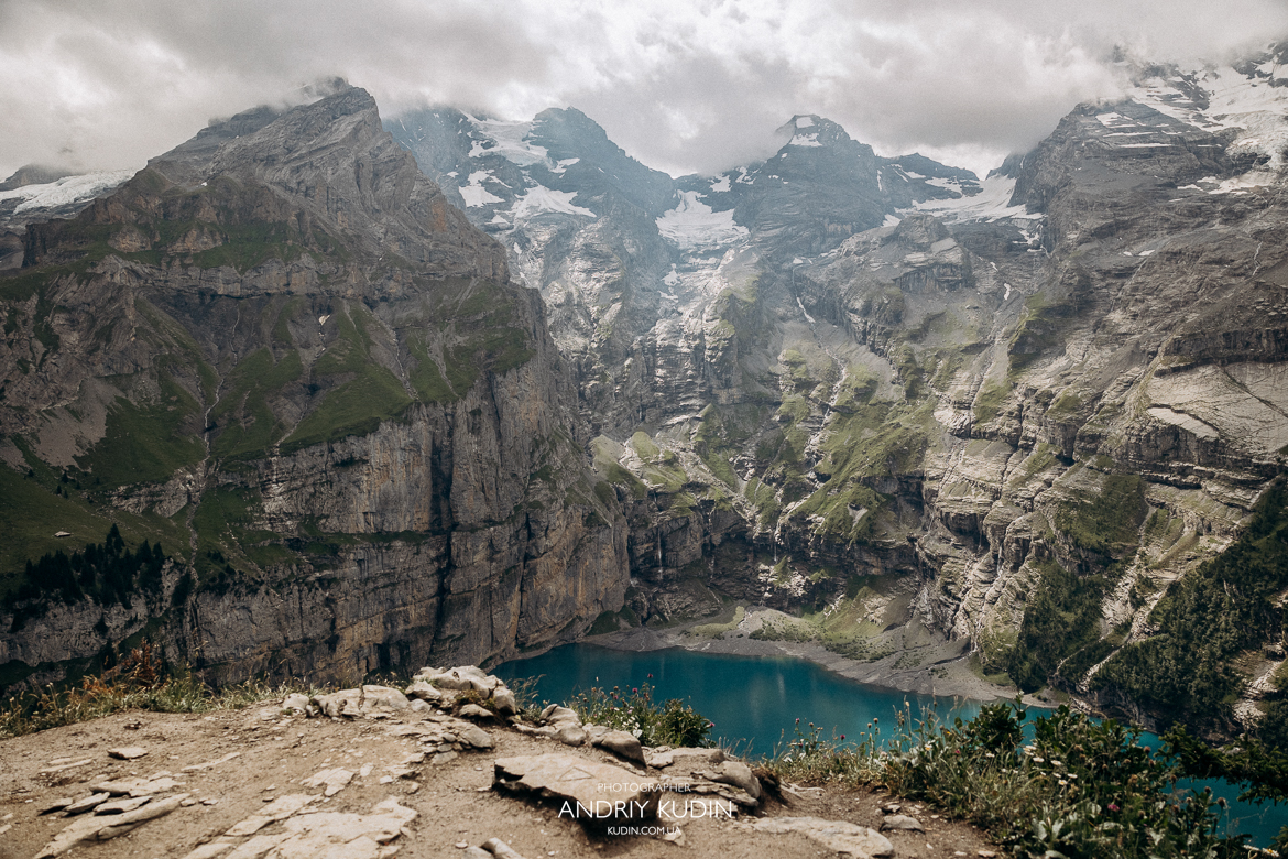 Romantic-proposal-photography-at-Oeschinensee-with-Bernese-Alps-backdrop