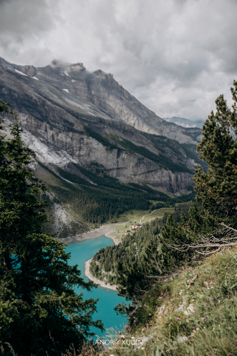Couple-proposing-on-Oeschinensee-panorama-trail-with-turquoise-lake-and-Alps