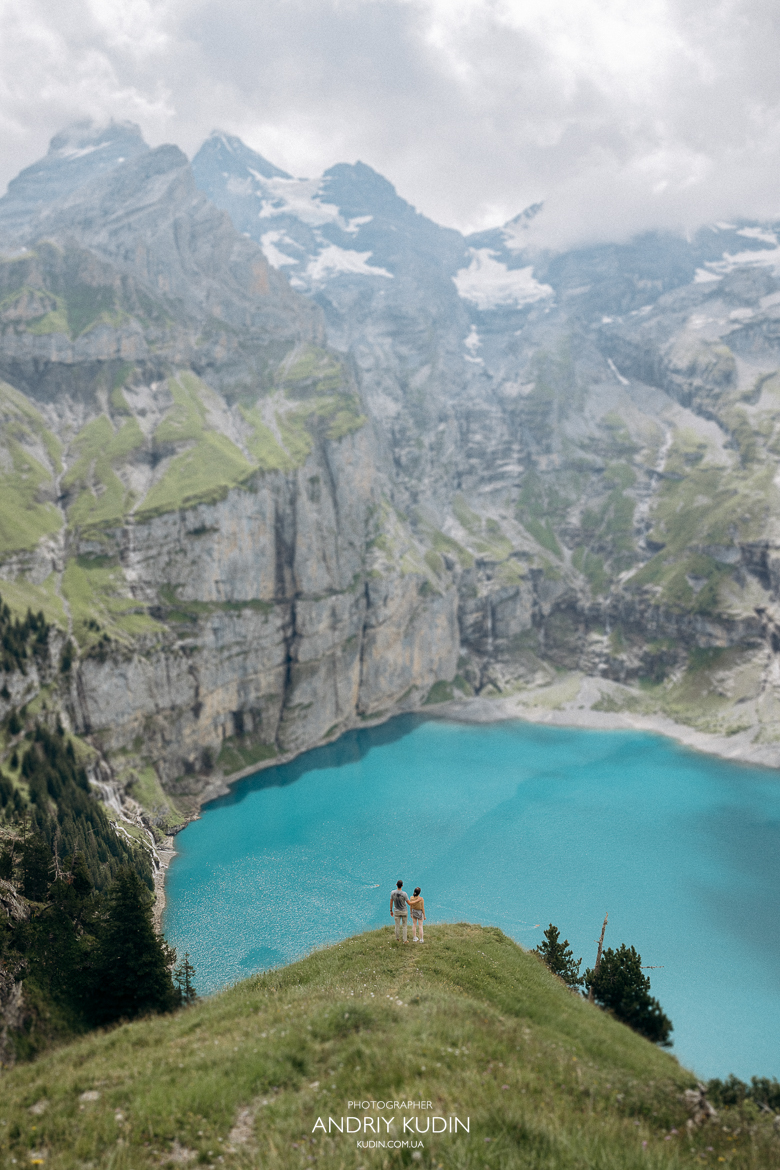 Couple-proposing-on-Oeschinensee-panorama-trail-with-turquoise-lake-and-Alps