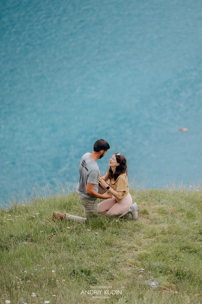 Romantic-proposal-photography-at-Oeschinensee-with-Bernese-Alps-backdrop