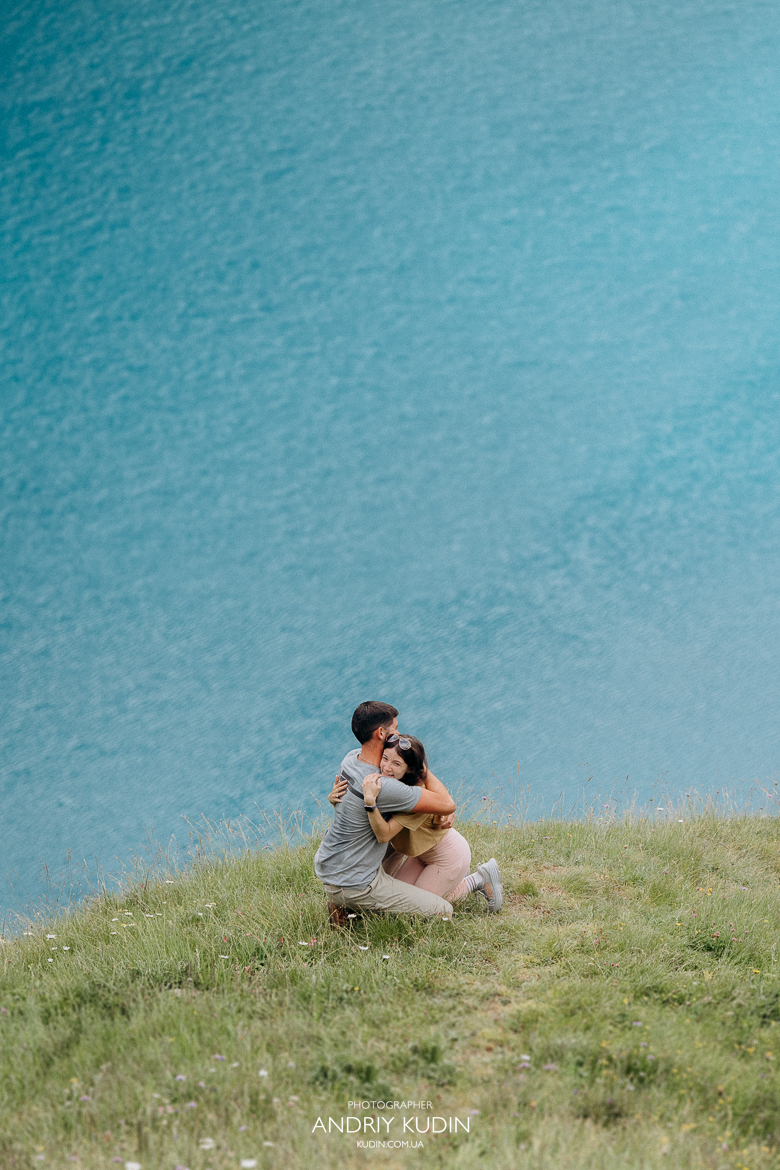 Couple-celebrating-engagement-on-Oeschinensee-with-Alps-view