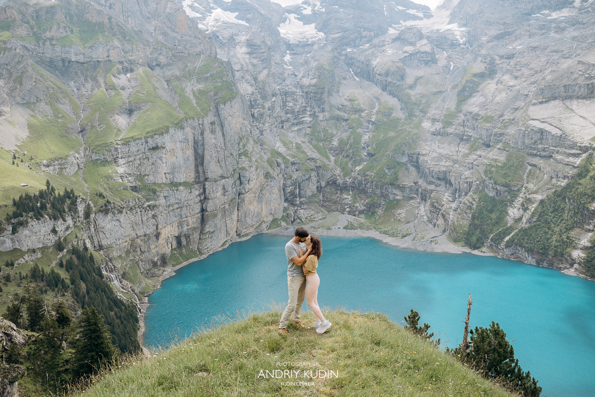 Couple-kissing-on-Oeschinensee-hike-with-Bernese-Alps-background