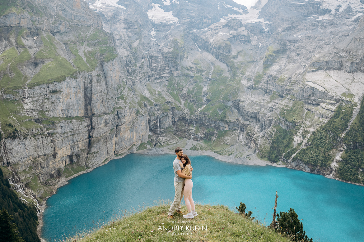 Switzerland-proposal-photographer-at-Oeschinensee-with-mountain-vista