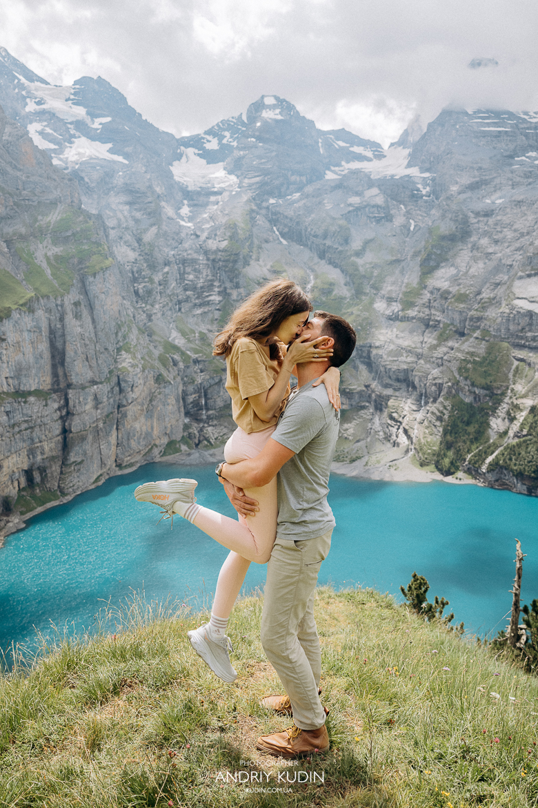 Romantic-proposal-photography-at-Oeschinensee-with-Bernese-Alps-backdrop