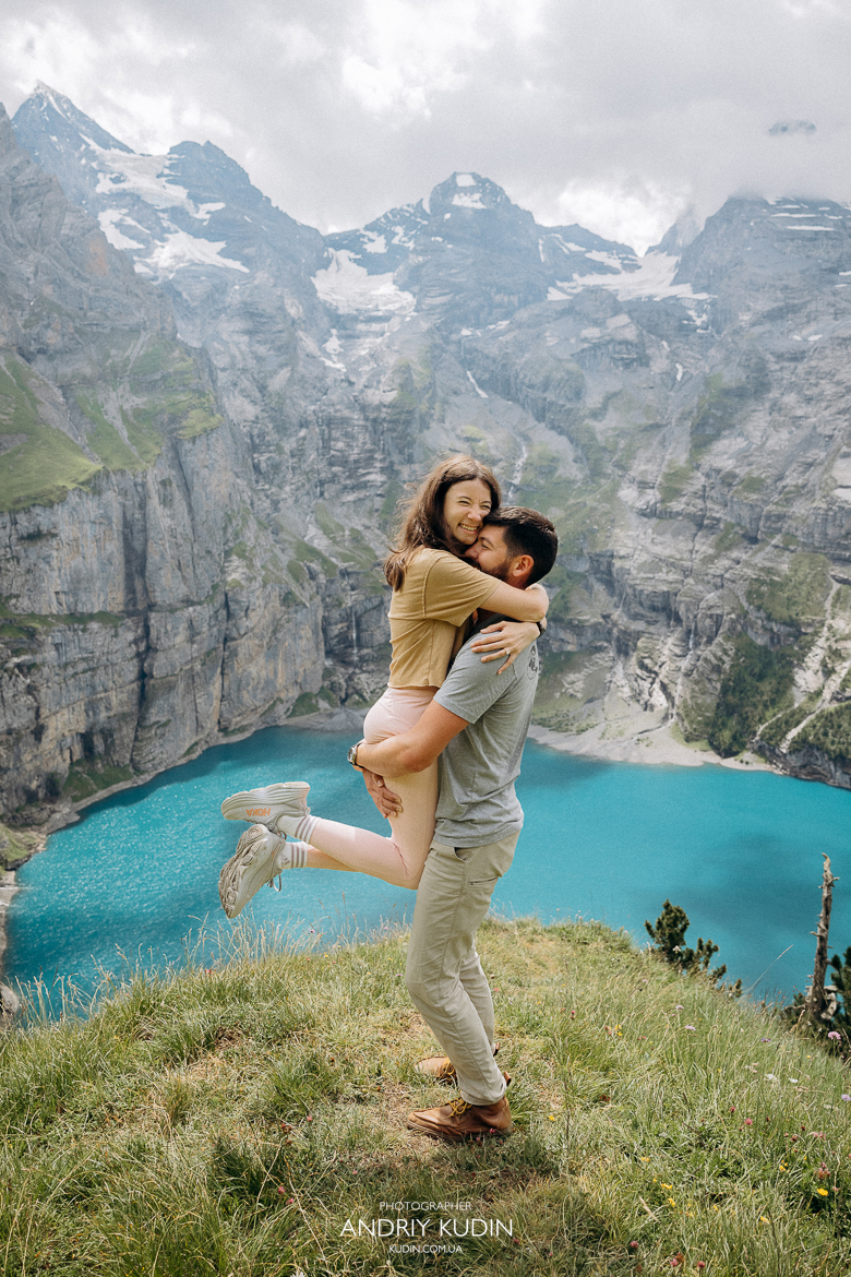 Romantic-proposal-photography-at-Oeschinensee-with-Bernese-Alps-backdrop