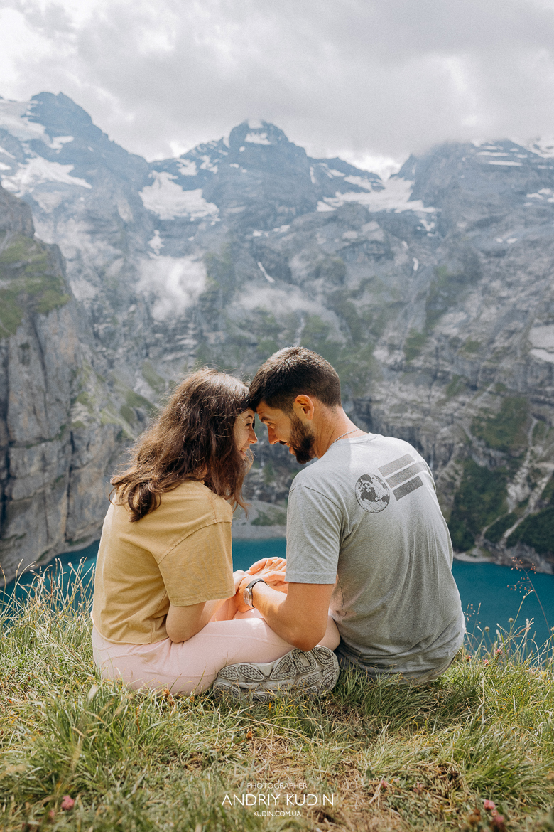 Oeschinensee-engagement-session-with-turquoise-lake-and-peaks