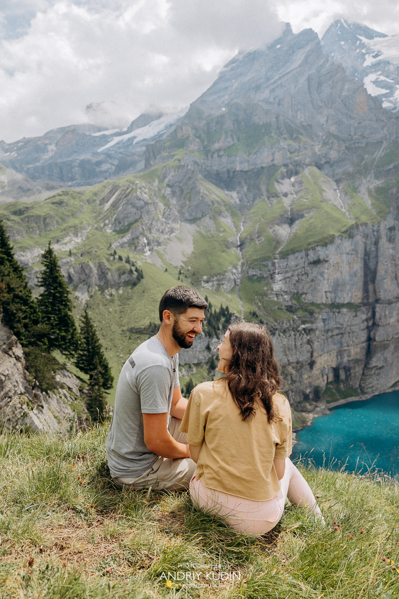 Oeschinensee-engagement-session-with-turquoise-lake-and-peaks