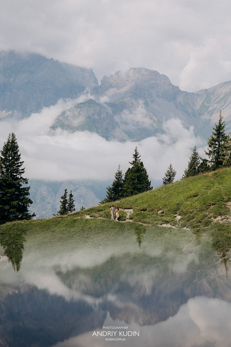 Couple-proposing-at-Oeschinensee-panorama-trail-with-turquoise-lake-and-Alps-background