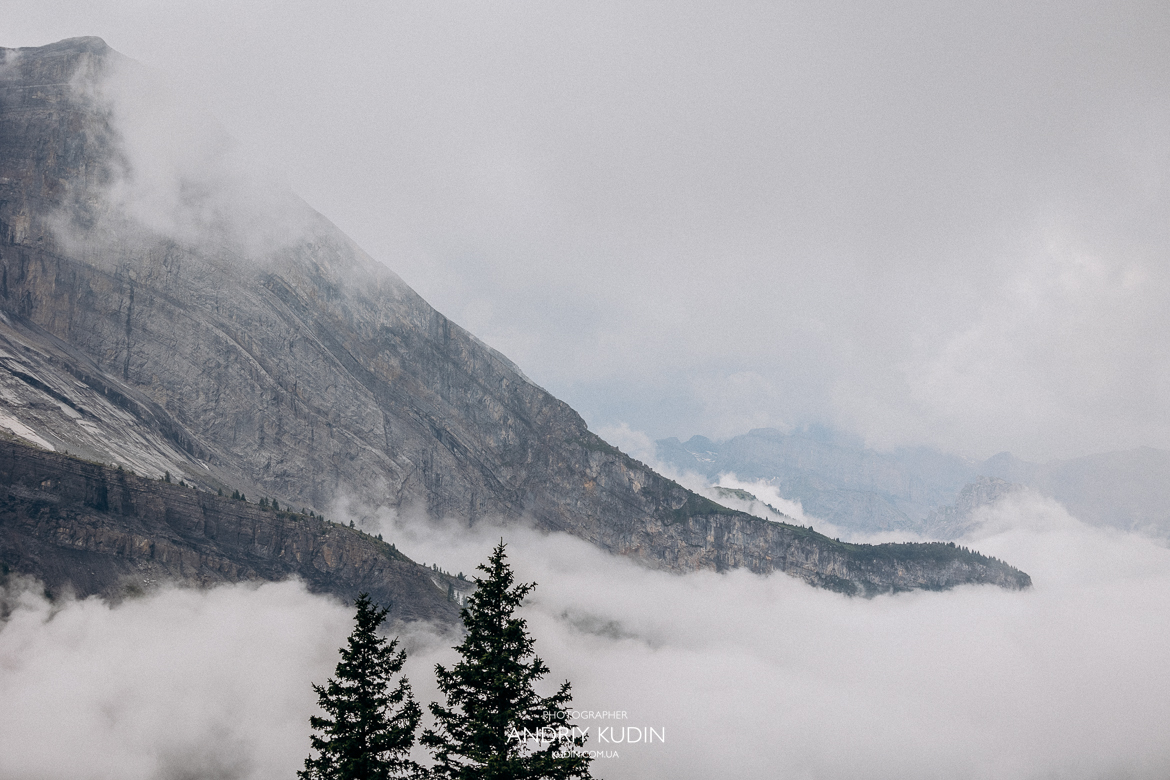 Couple-proposing-at-Oeschinensee-panorama-trail-with-turquoise-lake-and-Alps-background #proposalphotography #proposalstory #switzerlandproposal #switzerland #switzerlandproposalphotographer #switzerlandlove #engagement #engagementswitzerland #switzerlandengagement #switzerlandengagementphotographer #engagementphotographer #proposalphotographer #preweddinginswitzerland