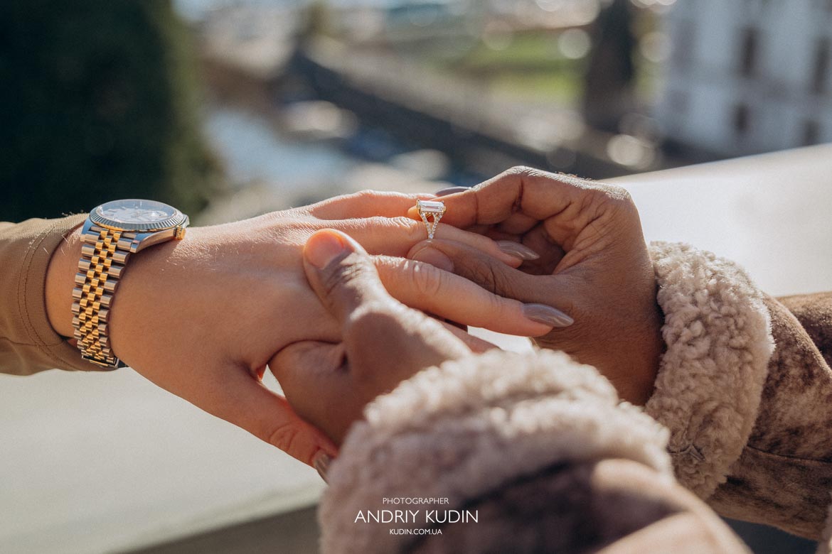 Propose in Zurich, engagement photoshoot in Zurich, Engagement ring close-up during Zurich proposal