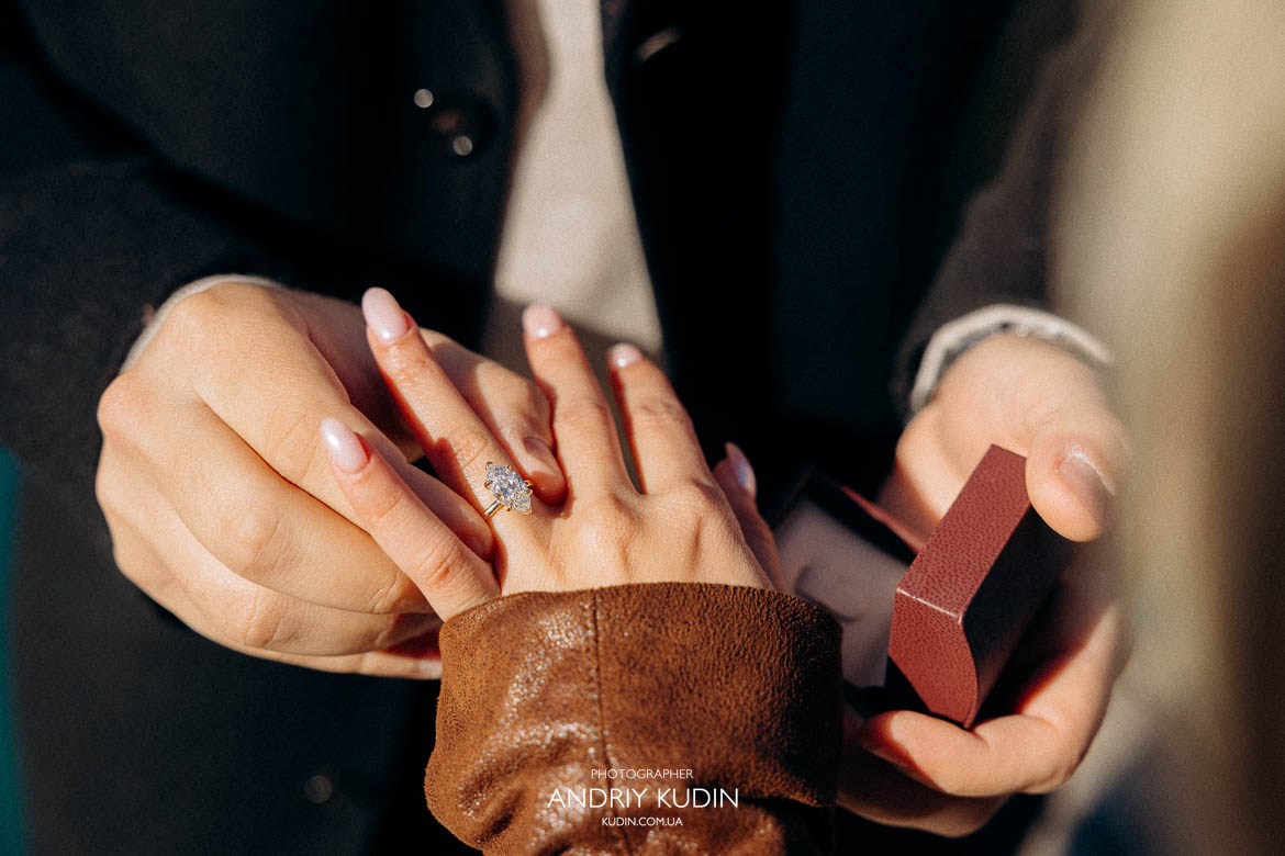 Ring exchange moment on Pier Crash Landing on You, 사랑의 불시착 촬영지 반지 교환