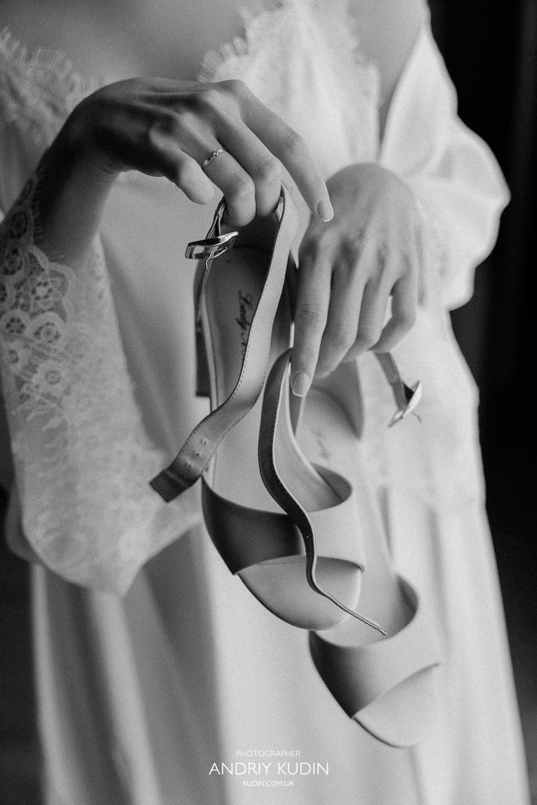 Braut mit Schleier und natürlichem Licht Braut im Hotel mit Hochzeitskleid