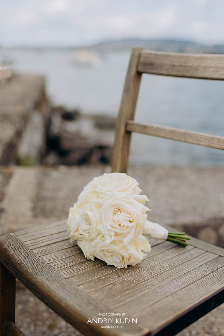 Eleganter Brautstrauß in den Händen der Braut bei einer Hochzeit am Zürichsee in Zürich