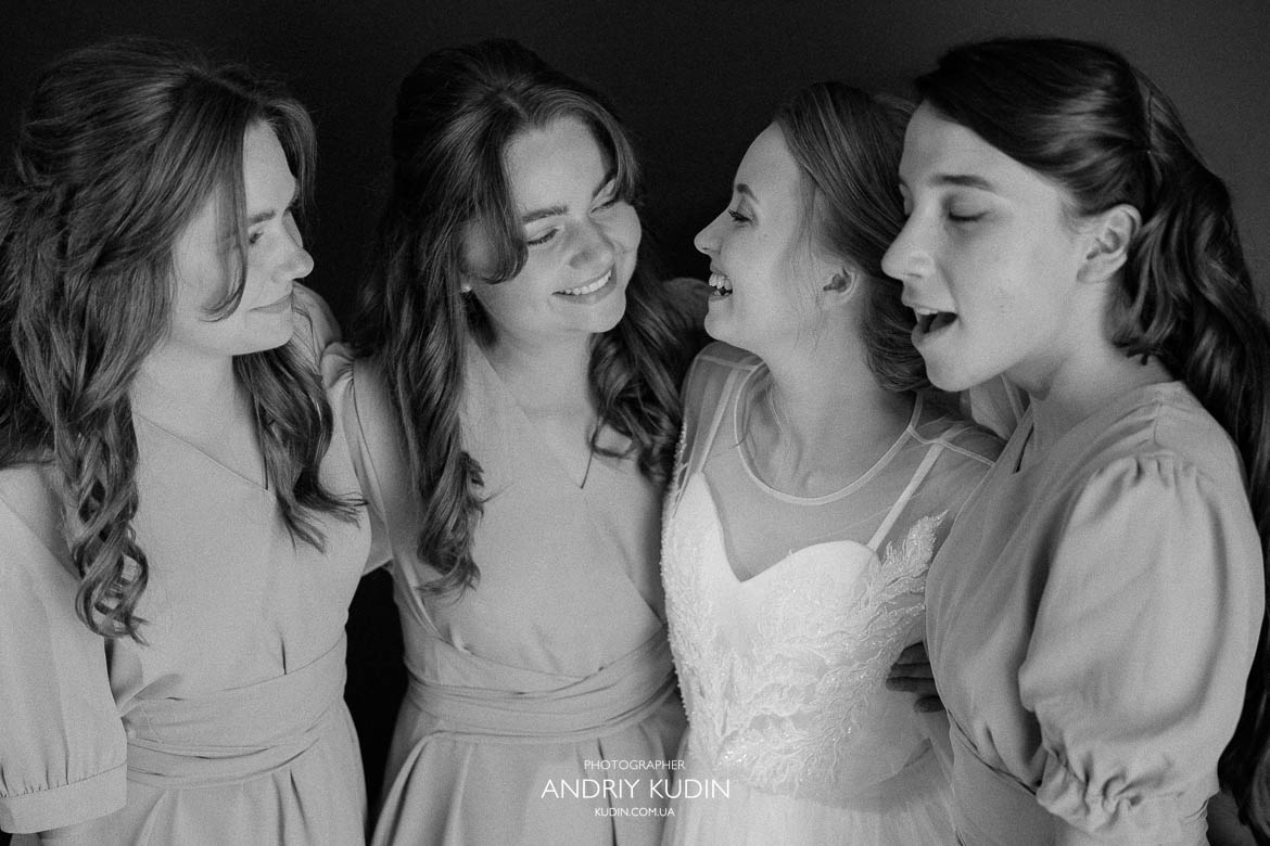 Braut und Freundinnen lachen beim Getting Ready