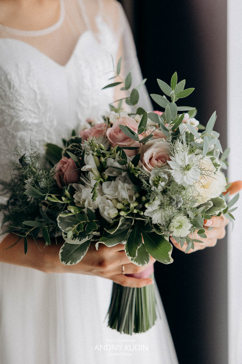 Romantischer Strauß Hotel Basel, Hochzeitsfotograf auf Reisen.