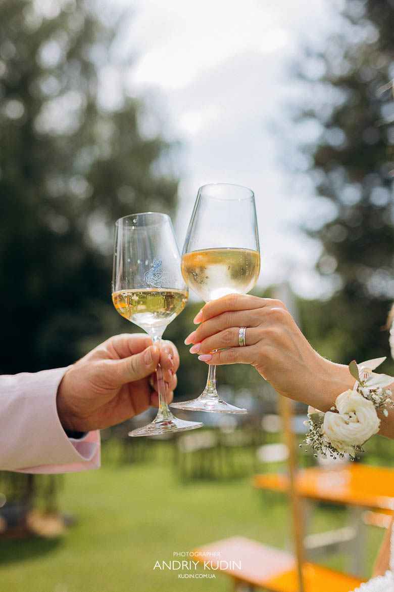 Romantische Hochzeitsfotografie am Zürichsee mit verliebtem Paar in Zürich