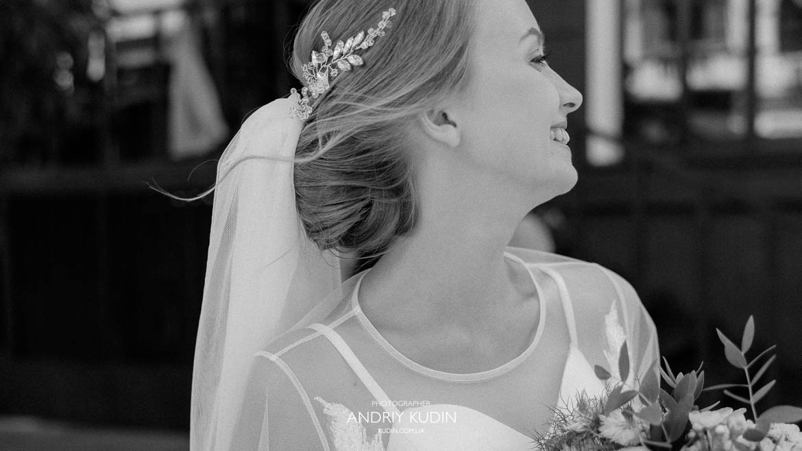 Hochzeitsfotoshooting Straße Zürich, Brautpaar Umarmung, Hochzeitsfotograf Schweiz