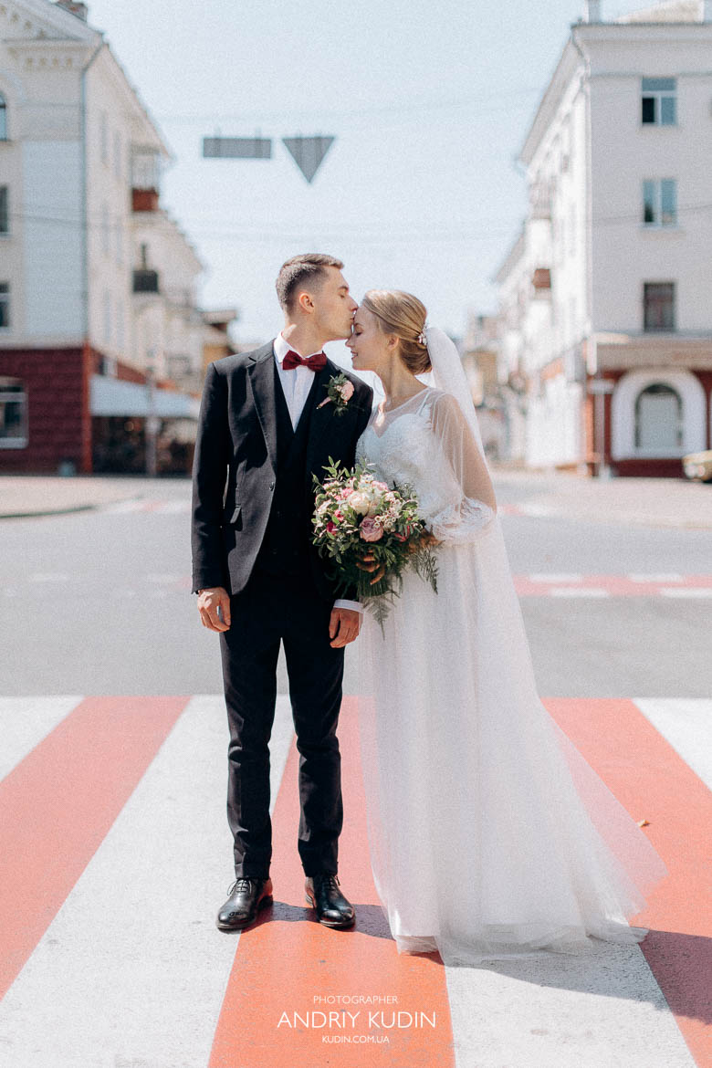 Kuss und Umarmung Zürich Straße, Hochzeitsfotograf Luzern.