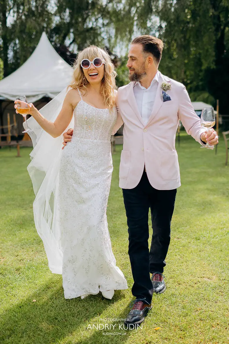 Elegantes Brautpaar mit wehender Schleier bei Hochzeitsfotos am Zürichsee, Romantische Paarportraits eines Brautpaares am Zürichsee in Zürich Schweiz