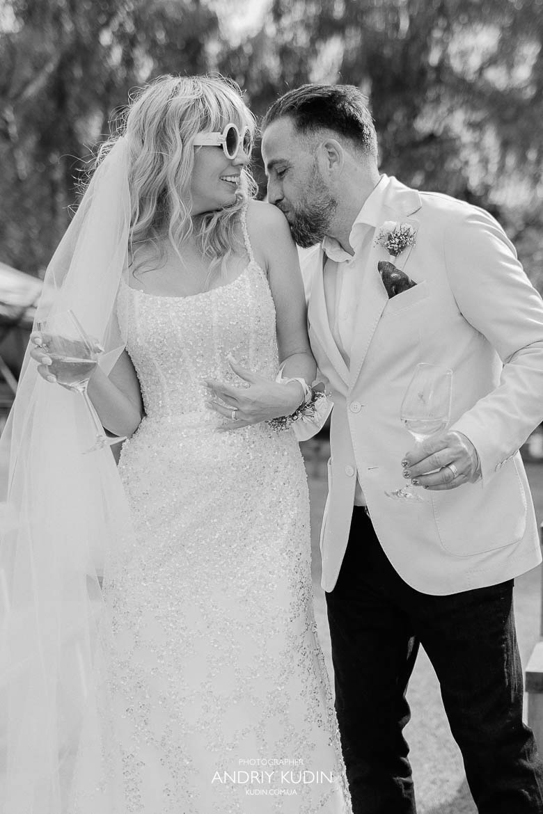 Glückliche Momente des Brautpaares bei einer Hochzeit in Zürich Schweiz, Verliebtes Brautpaar lacht und genießt den Hochzeitstag am Zürichsee