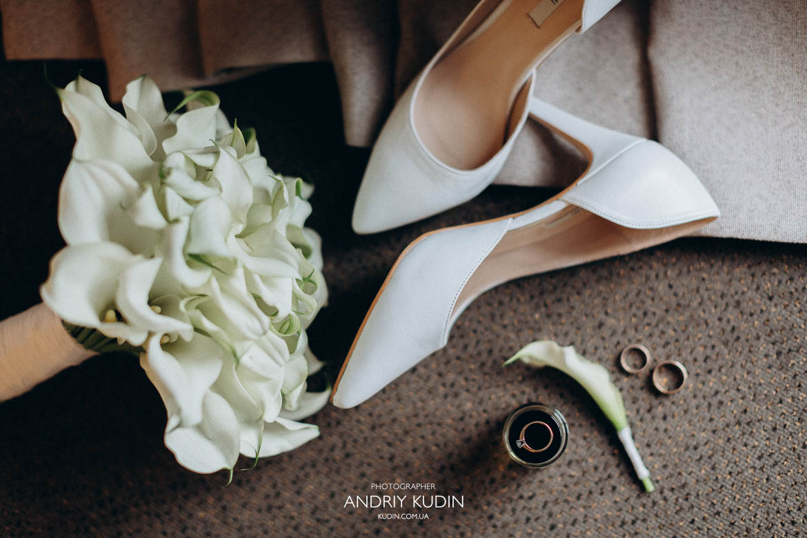 Elegante Brautschuhe auf dem Boden im Hotelzimmer in Zürich, Weiße Brautschuhe vorbereitet für die Hochzeit in Zürich
