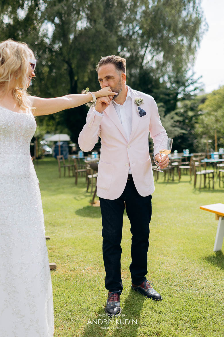 Glückliche Momente des Brautpaares bei einer Hochzeit in Zürich Schweiz, Verliebtes Brautpaar lacht und genießt den Hochzeitstag am Zürichsee