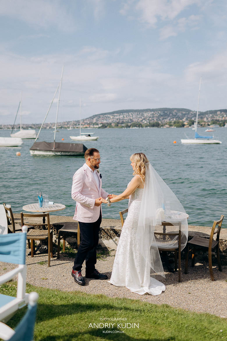 Romantische Hochzeitsfotos eines Brautpaares mit Zürichsee im Hintergrund, Elegante Braut in weißem Hochzeitskleid am Zürichsee während einer Hochzeit in Zürich
