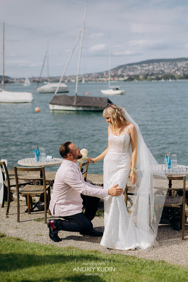 Hochzeitsreportage in Zürich mit emotionalem Brautpaar am Zürichsee Brautpaar lacht und umarmt sich während einer Hochzeit am Zürichsee