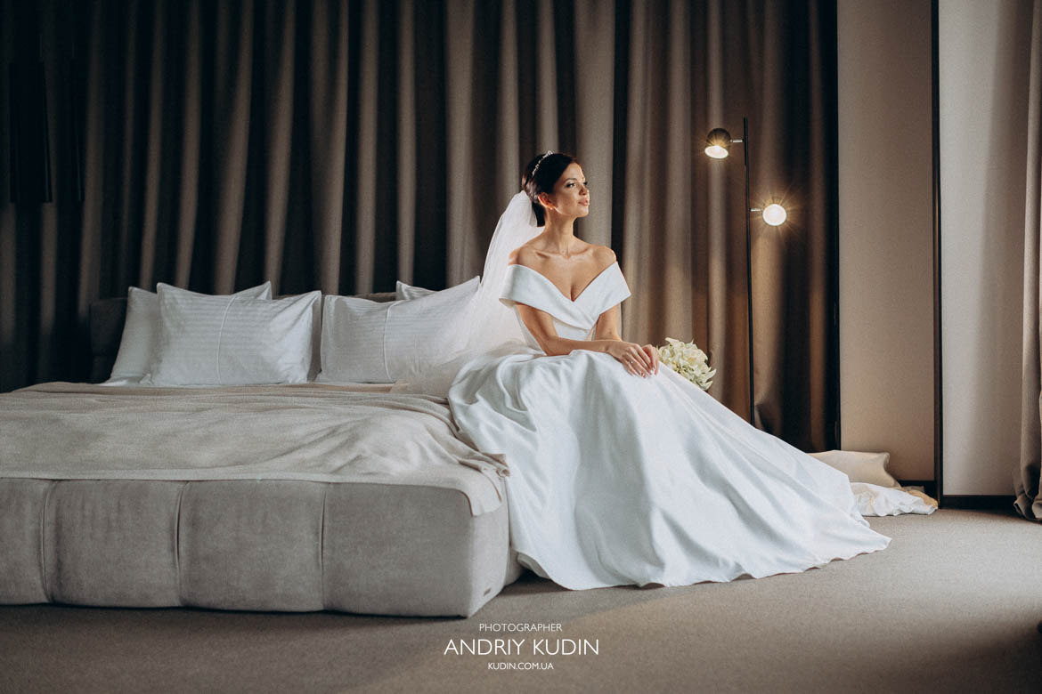 Braut zieht ihr Hochzeitskleid im Hotelzimmer in Zürich an. Hochzeitsvorbereitungen der Braut in einem Hotel in Zürich