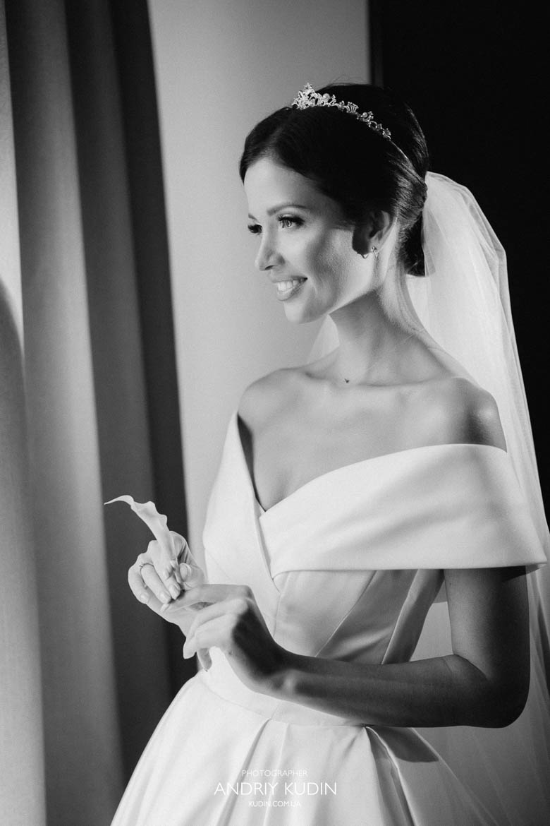 Hochzeitsringe mit Hochzeitsdekoration in Zürich. Elegante Eheringe fotografiert in einem Zürcher Hotel