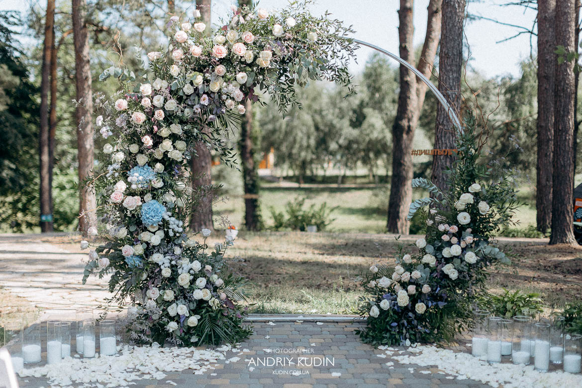 Auswärtige Zeremonie Zürich, Blumenbogen, Hochzeitsfotograf Zürich.