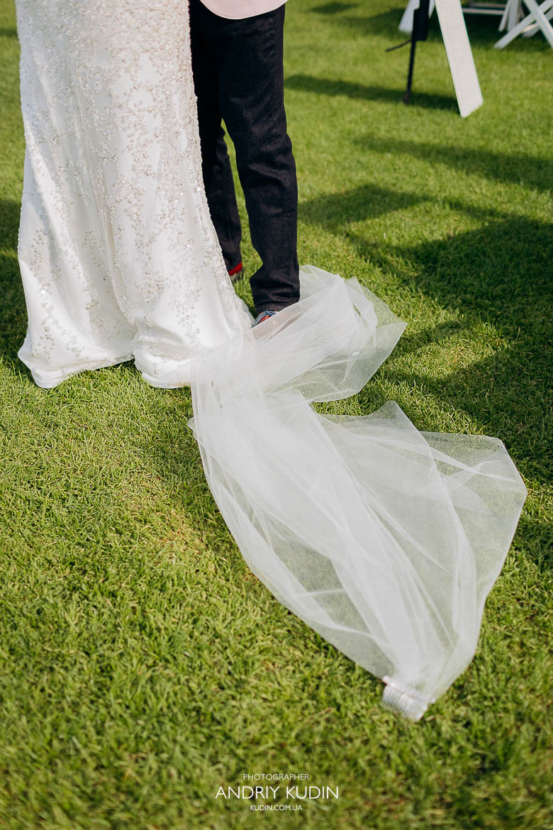 Stilvolle Braut im weißen Brautkleid bei einer Hochzeit in Zürich, Braut im klassischen weißen Hochzeitskleid während einer intimen Hochzeit am Zürichsee