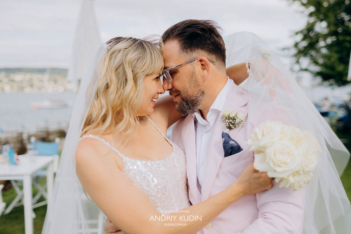 Emotionale Umarmung des Brautpaares bei einer romantischen Hochzeit in Zürich