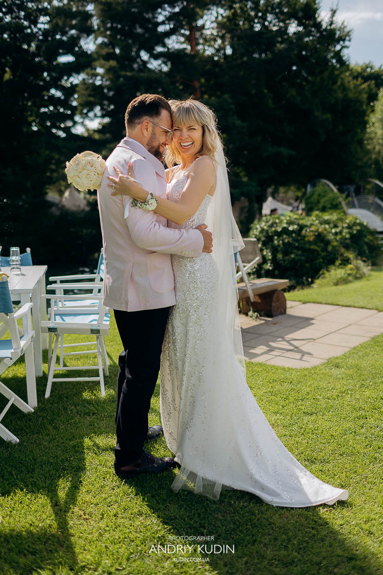 Braut und Bräutigam zeigen echte Emotionen während ihrer Hochzeit in Zürich, Freudentränen der Braut während einer intimen Hochzeit am Zürichse