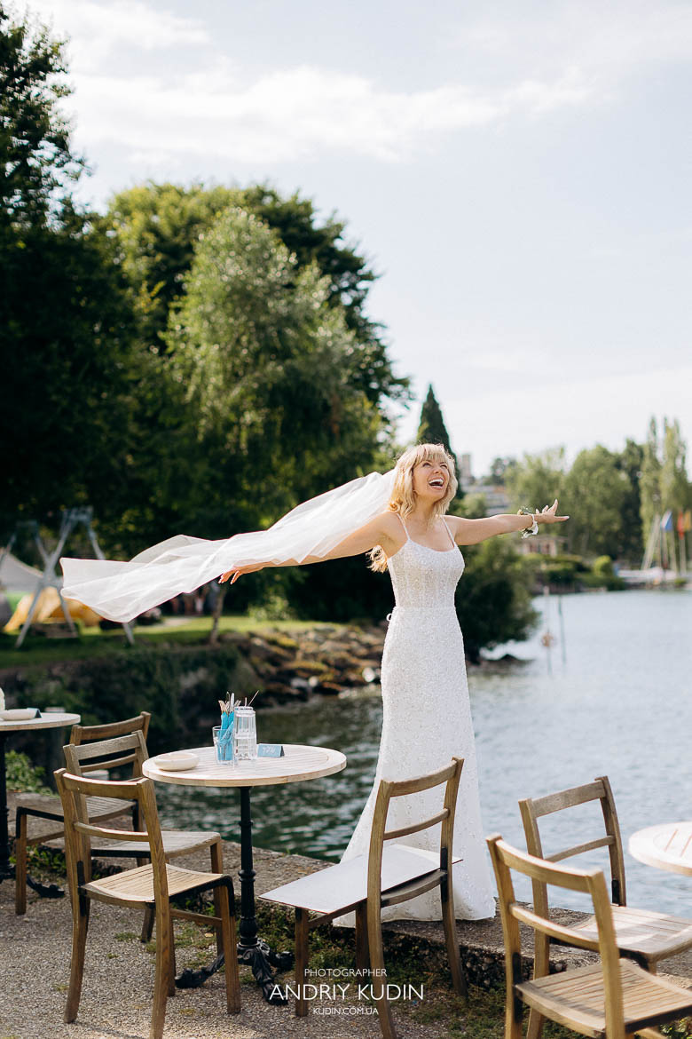 Glücklicher Bräutigam im rosa Sakko strahlt vor Freude während einer Hochzeit in Zürich