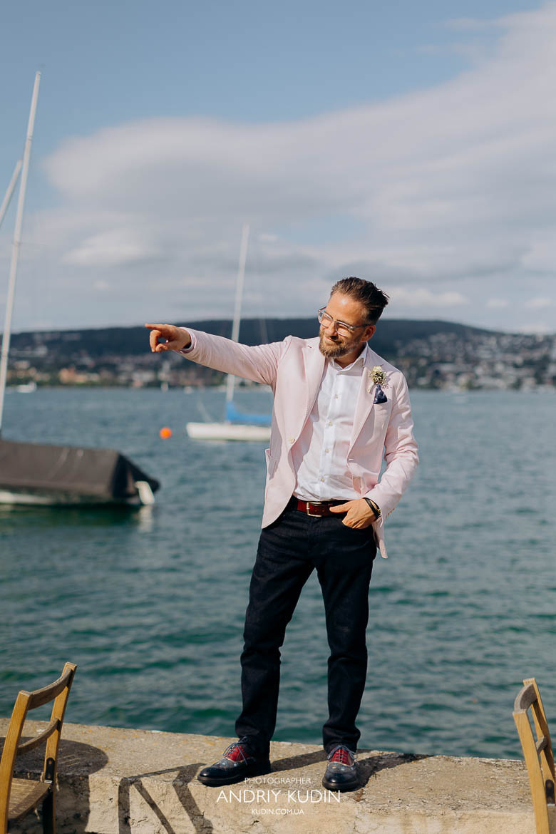 Emotionaler Moment eines Bräutigams im rosa Sakko bei Hochzeitsfotos am Zürichsee