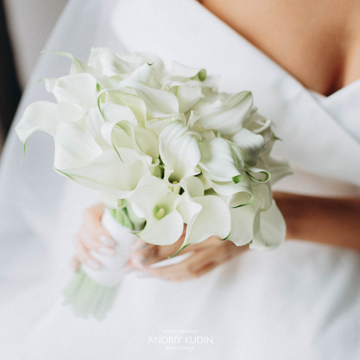 Eleganter Brautstrauß in den Händen der Braut Zürich. Detailaufnahme Brautstrauß Hochzeitsfotografie Zürich