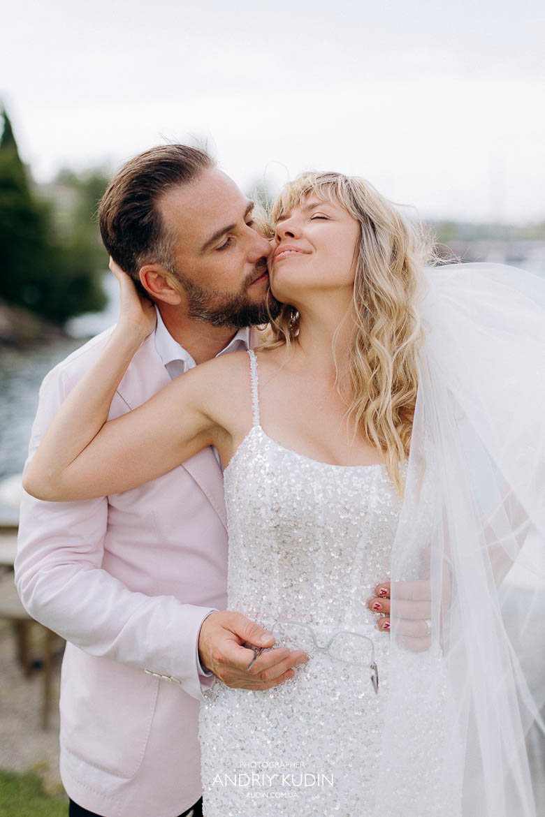 Brautpaar umarmt sich liebevoll bei einer Hochzeit in Zürich am Zürichsee, Natürliche Hochzeitsreportage eines Brautpaares am Zürichsee in Zürich