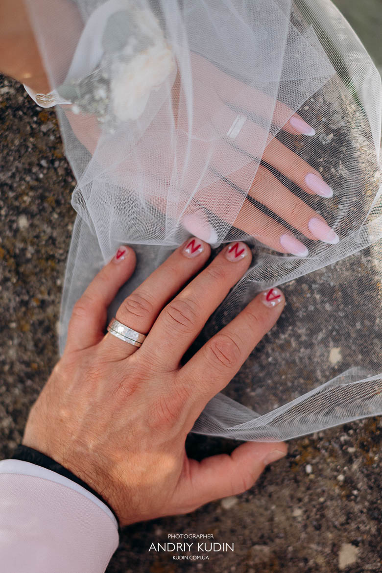 Goldene Eheringe auf den Händen des Brautpaares während einer Hochzeit in Zürich Schweiz
