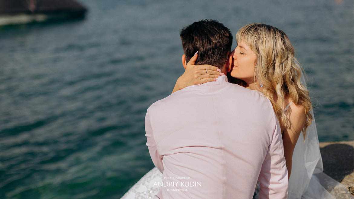 Romantische Hochzeitsfotografie mit Brautpaar und Zürichsee Hintergrund, Elegante Hochzeit in Zürich mit emotionalem Brautpaar am See