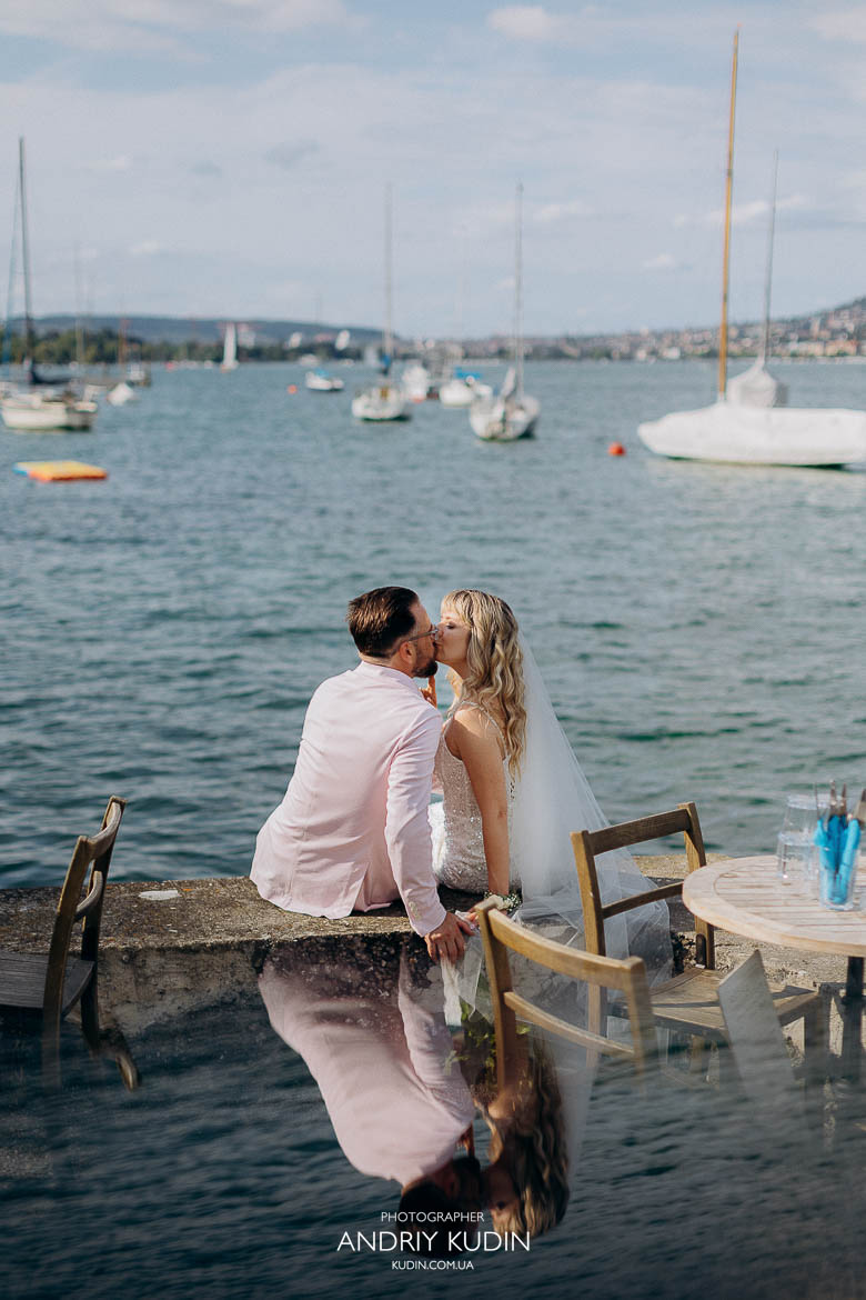 Emotionale Hochzeitsmomente eines Brautpaares während der Feier in Zürich, Brautpaar umarmt sich voller Liebe bei einer Hochzeit am Zürichsee