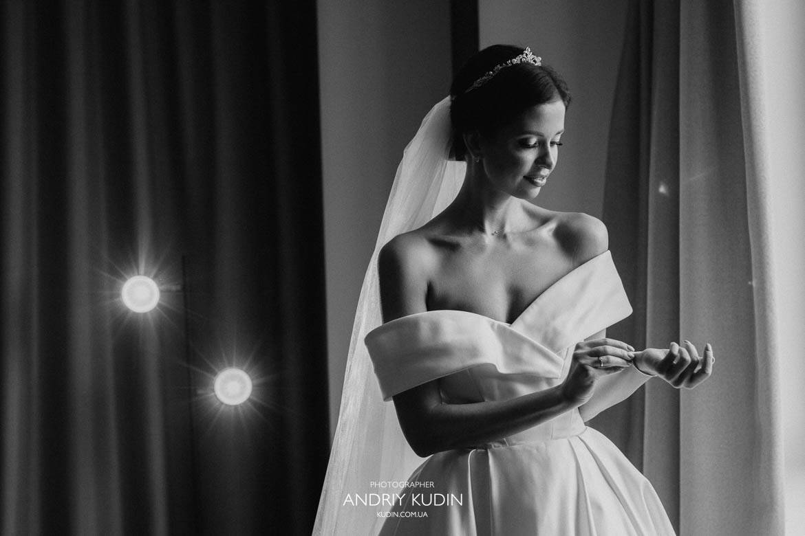 Braut bereitet sich im Hotelzimmer in Zürich auf ihre Hochzeit vor. Braut beim Getting Ready im eleganten Hotel in Zürich