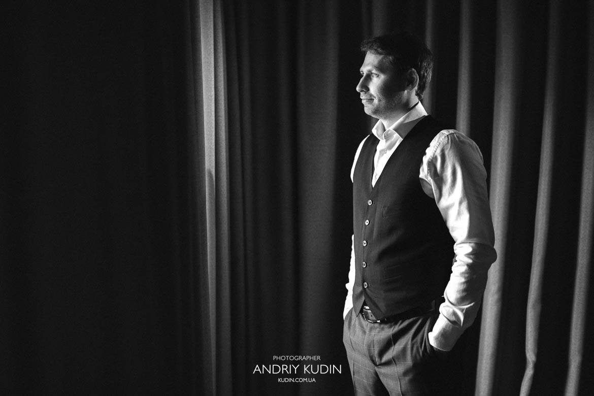 Emotionaler First Look des Brautpaares in einem Hotel in Zürich. Braut und Bräutigam treffen sich zum ersten Mal in Zürich