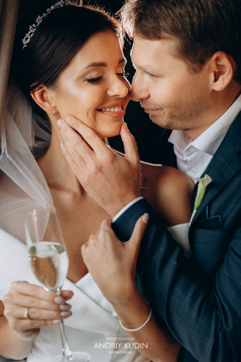 Romantische Umarmung des Brautpaares in Zürich. Braut und Bräutigam feiern ihren First Look im Hotel Zürich