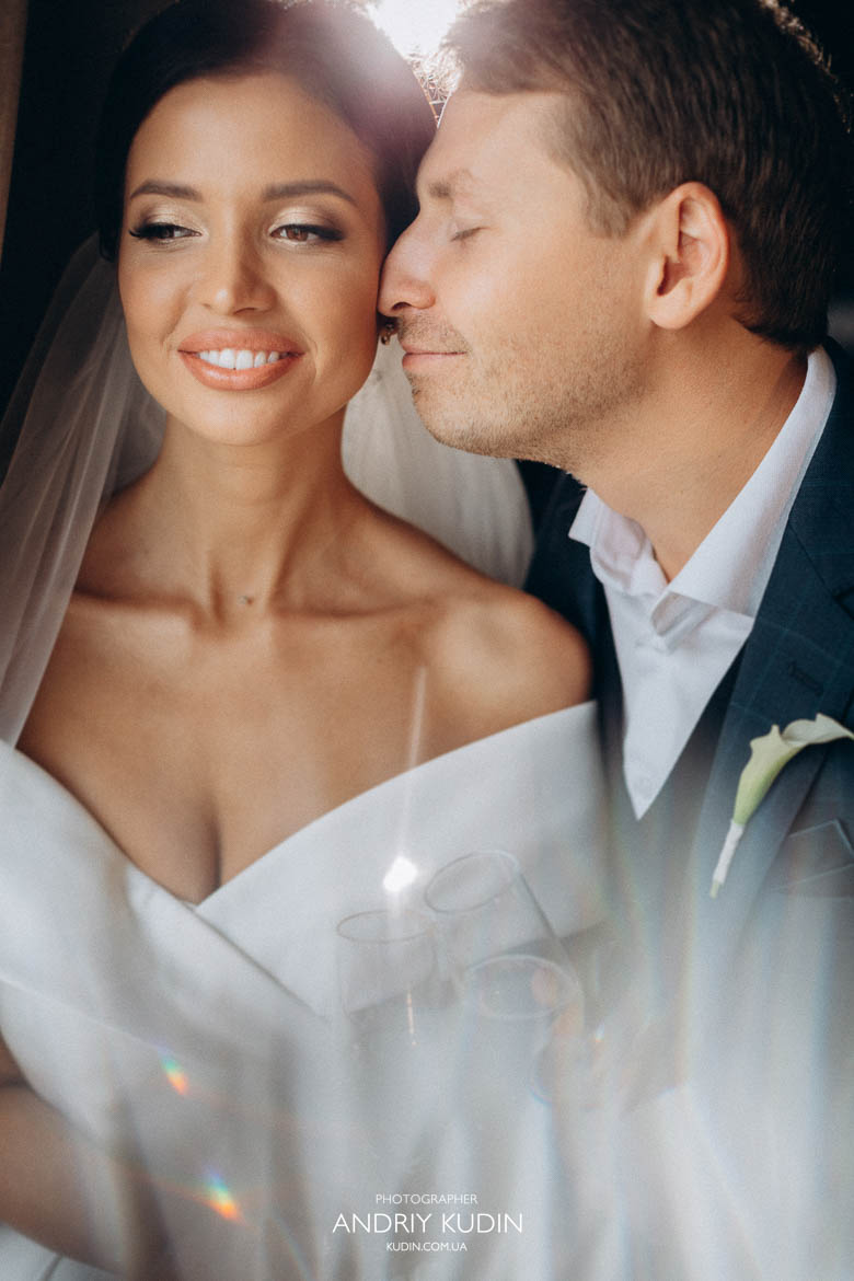 Emotionaler Moment zwischen Braut und Bräutigam Zürich. Brautpaar genießt einen Moment im Hotel Zürich