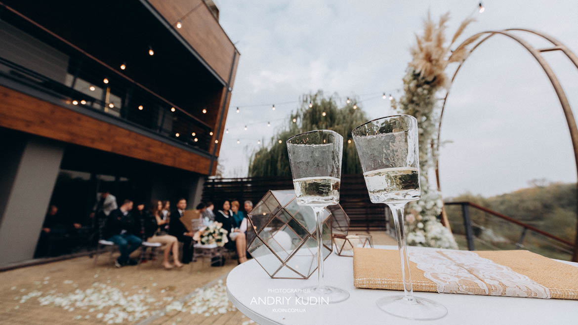 Gäste beobachten die Hochzeitszeremonie in Zürich. Romantische Trauung im Freien in Zürich