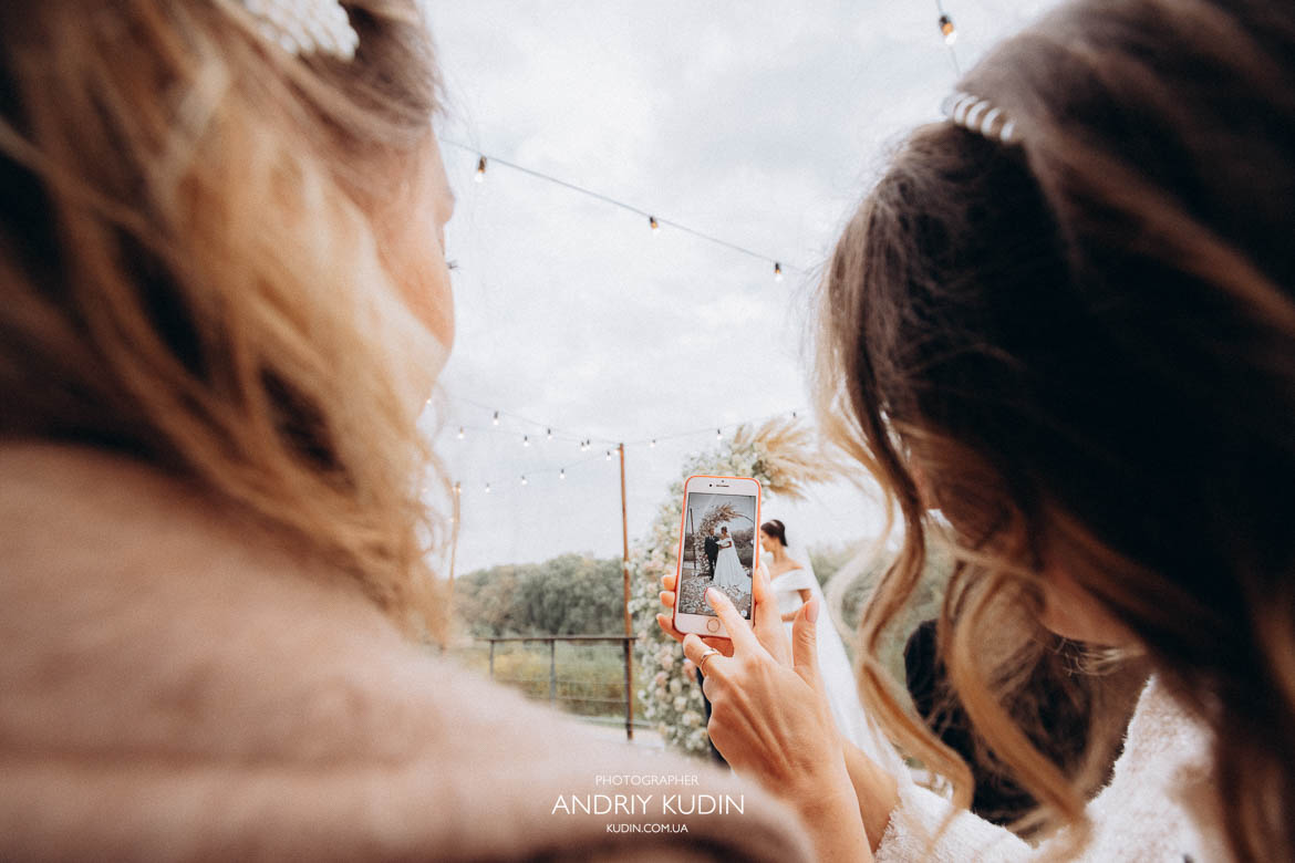 Emotionale Momente während der Trauung Zürich. Brautpaar bei der Hochzeit im Freien Zürich